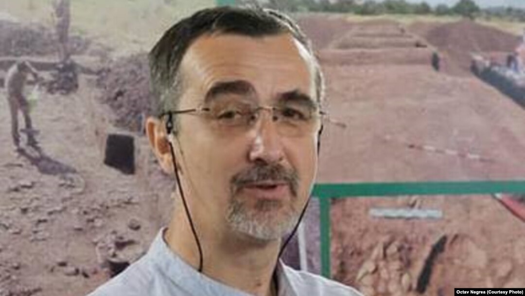 Octav Negrea este doctor în istorie și angajat al Muzeului de Istorie și Arheologie Prahova, ploieștean de mai multe generații.
