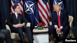 Генералният секретар на НАТО Марк Рюте и президентът на САЩ Доналд Тръмп по време на срещата им в Давос.