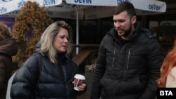 На снимката вляво: журналистката Лора Крумова от Нова телевизия на демонстрацията в подкрепа на Мария Цънцарова, 23 декември 2025 г.