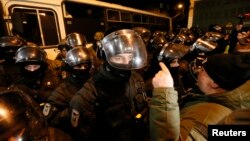 Сотрудники полиции не пропускают сторонников Михаила Саакашвили к месту его предполагаемого нахождения после задержания. Киев, 9 декабря 2017 года.