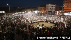 Učesnici protesta u Kragujevcu, u centralnoj Srbiji, razvili su, između ostalog, veliki transparent na kojem je pisalo"Kragujevac je (u)stao!", 11. januar 2025. 