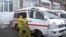 Բուժաշխատողներ, շտապ բուժօգնության ավտոմեքենաներ Երևանի «Սուրբ Գրիգոր Լուսավորիչ» բժշկական կենտրոնի մոտ, հունիս, 2020թ.
