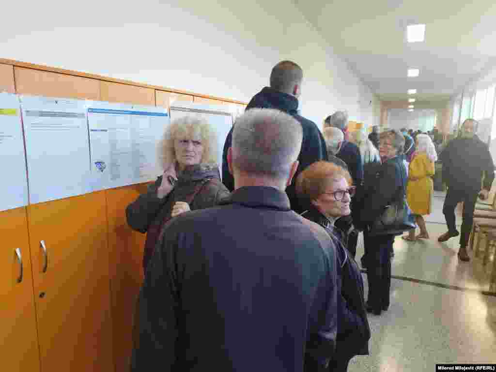 Biralište u Banjoj Luci, 4. oktobra 2026. Biračka mjesta biće otvorena do 19 sati. Centralna izborna komisija BiH je najavila da bi prvi preliminarni i nepotpuni rezultati, zahvaljujući novim tehnologijama, mogli biti objavljeni već u 20 sati.