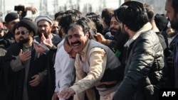 سوگواران قربانیان حملۀ مرگبار ۱۷ دلو بر یک مسجد شیعیان در حومۀ اسلام‌آباد، پایتخت پاکستان