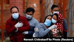 Članovi porodice oplakuju žrtvu COVID-a 19, Katmandu, Nepal (3. maj 2021.)