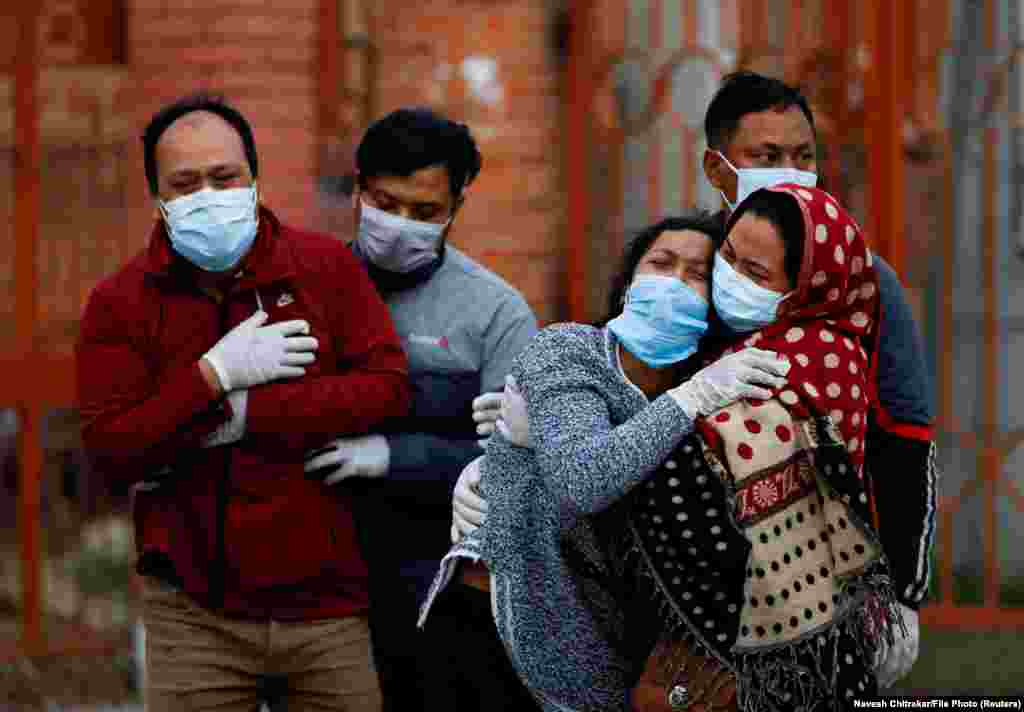 Membrii unei familii deplâng o victimă a bolii, în perioada în care țara a înregistrat cea mai mare creștere zilnică de decese de la începutul pandemiei. Kathmandu, Nepal, 3 mai 2021.