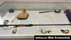 Фото з виставки у Берліні в Музеї Берлінського муру на Чекпойнт Чарлі (Mauermuseum am Checkpoint Charlie) «Дорослішання в очікуванні батька», присвяченої дітям кримськотатарських політв’язнів