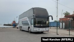 Туристический автобус на территории морского вокзала в Керчи, 2021 год