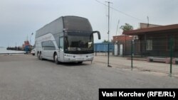Туристический автобус на территории морского вокзала в Керчи
