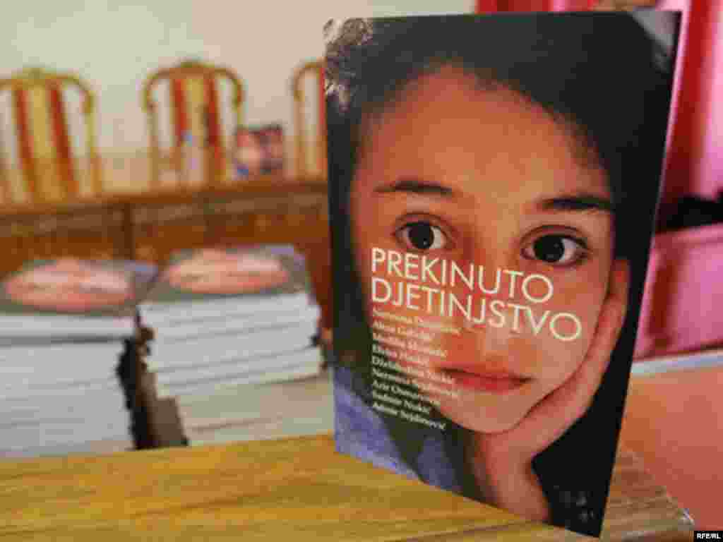 Sarajevo - ¨Prekinuto djetinjstvo¨ - U Sarajevu je promovirana knjiga grupe autora ¨Prekinuto djetinjstvo¨,koja opisuje stradanja djece Srebrenice.