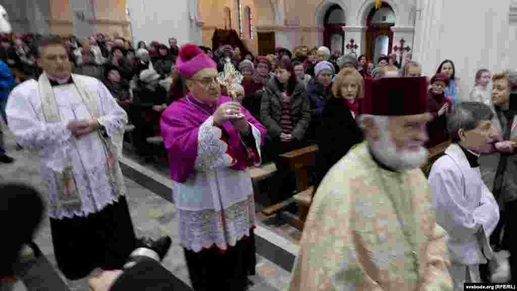 Тадэвуш Кандрусевіч уносіць ампулу ў Чырвоны касьцёл