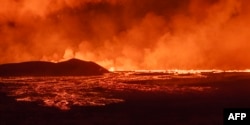 Një fotografi gjatë natës mes 22 dhe 23 gusht shfaq lavën dhe tymin nga shpërthimi i vullkanit në afërsi të qytetit Grindavik, në jugperëdim të Islandës.