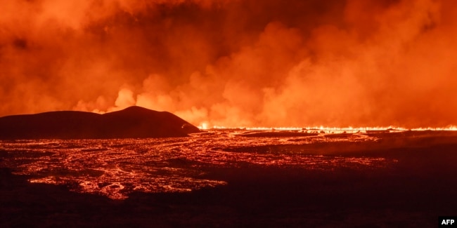 Një fotografi gjatë natës mes 22 dhe 23 gusht shfaq lavën dhe tymin nga shpërthimi i vullkanit në afërsi të qytetit Grindavik, në jugperëdim të Islandës.