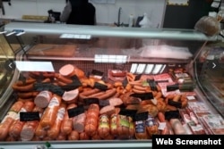 Вітрина із м'ясними виробами у магазині. Фото ілюстративне