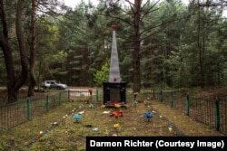 Novoshepelychi, Ukrajina. Obelisk s natpisom: „Ovdje su sahranjeni stanovnici susjednih sela koji su poginuli od fašističkih osvajača tokom Velikog otadžbinskog rata. 1941-1945. " Selo Novoshepelychi uglavnom je nestalo u šumi nakon što je bilo jako kontaminirano tokom nuklearne katastrofe, ali čini se da su spomenike dobro čuvali bivši stanovnici.