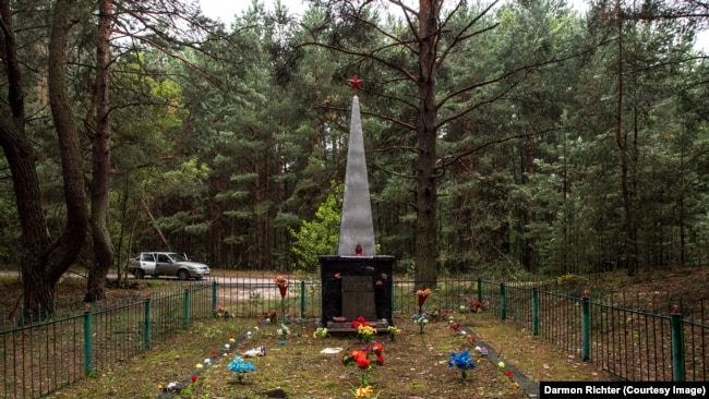 Un obelisc din Novoshepelychi cu inscripția "Aici au fost îngropați oamenii din satele dimprejur care au fost omorâți de invadatorii fasciști în Marele Război Patriotic. 1941-1945".