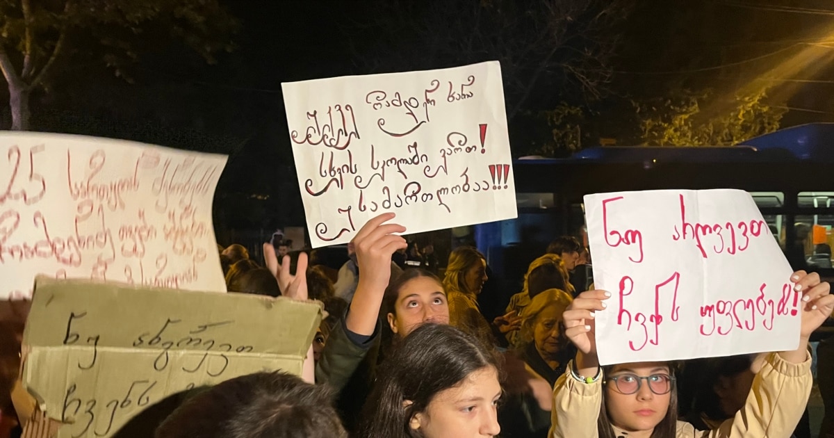 თბილისში დადიანის ქუჩაზე მე-10 სკოლის მოსწავლეებმა და მათმა მშობლებმა გზა გადაკეტეს