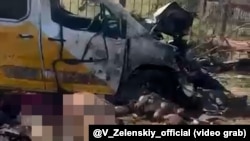 На фота разьбіты аўтамабіль «Укрпошты», які вёз пэнсіі, целы загінулых размытыя, Ярава, Краматорскі раён, Данецкая вобласьць, 9 верасьня 2025 
