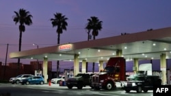 Șoferii își umplu rezervoarele la o benzinărie Costco din Commerce, California, pe 10 martie 2026, în timp ce prețurile carburanților cresc pe fondul războiului cu Iranul.