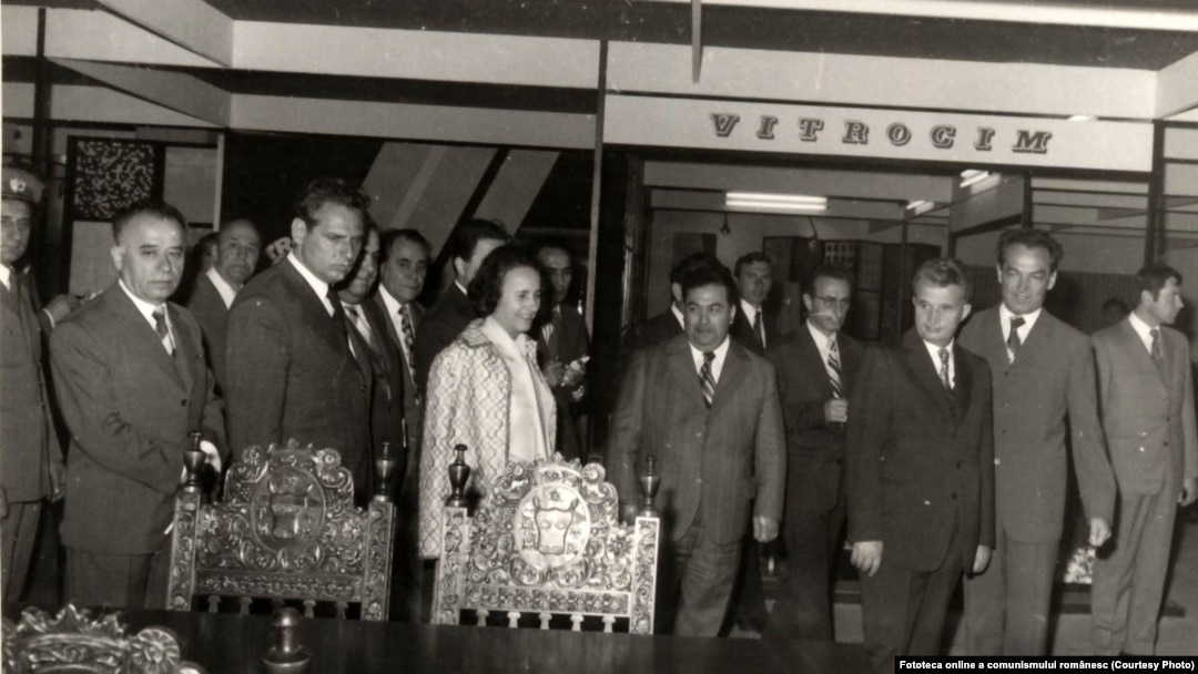 Vizita lui Nicolae Ceauşescu la Târgul Internaţional; Pavilionul expoziţional din Piaţa Scânteii. (14 mai 1976). Sursa: Fototeca online a comunismului românesc; cota: 73/1976