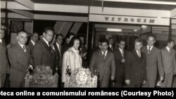 Vizita lui Nicolae Ceauşescu la Târgul Internaţional; Pavilionul expoziţional din Piaţa Scânteii. (14 mai 1976). Sursa: Fototeca online a comunismului românesc; cota: 73/1976