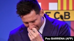 Messi se tokom oproštajne konferenciji za novinare u više navrata rasplakao i poručio da nije želeo da ode