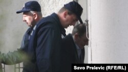 Jedan od osuđenih u pratnji policije ispred suda u Podgorici - april 2011.