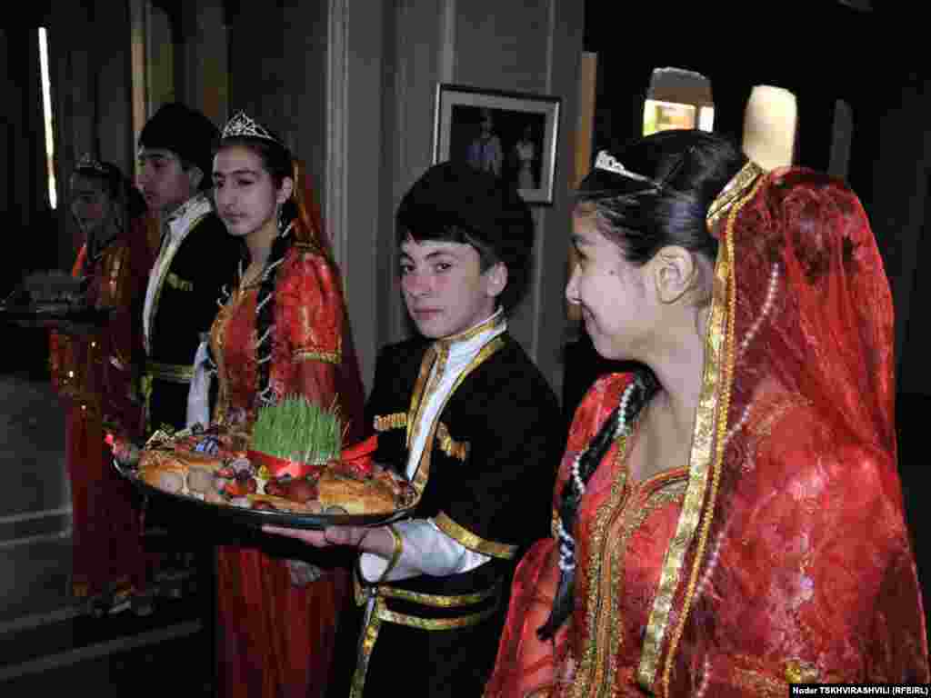 ნოვრუზ ბაირამი თბილისში - საქართველოში მცხოვრები ეთნიკური აზერბაიჯანელები ნოვრუზ ბაირამს აღნიშნავენ. დღესასწაული კულმინაციას 21 მარტს - გაზაფხულის ბუნიობის დროს აღწევს. ტრადიციულად დღესასწაულის აღნიშვნა რამდენიმე კვირით ადრე იწყება. ამ მხრივ გამონაკლისი არც თბილისია, სადაც საზეიმო კონცერტს რუსთაველის თეატრმა უმასპინძლა.