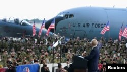 Președintele SUA, Joe Biden în turneul său european, vorbindu-le celor aproximativ 1.000 de soldați americani și familiilor acestora din baza aeriană britanică de la Royal Air Force Mildenhall, după aterizarea în Marea Britanie, unde va avea loc summitul G7.