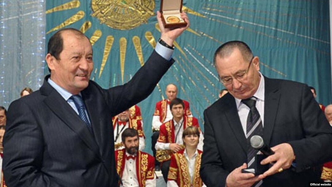 Ислам Әбішев облыс тұрғындарына "Қазақстан тәуелсіздігіне 20 жыл" медалін тапсырып жатыр. Өскемен, 6 желтоқсан, 2011 жыл.