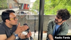 محمد ضرغامی در حال گفت‌وگو با پناه پناهی در حاشیه جشنواره فیلم کارلووی‌واری