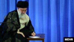 آیت‌الله خامنه‌ای در حال نوشتن لیست خرید بیت رهبری، قبل از نوشتن نامه به جوانان فرانسه