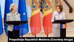 EU Commission President Ursula von der Leyen (left) and Moldovan President Maia Sandu hold a press conference in Chisinau on October 10.