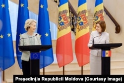 Președinta Consiliului European, Ursula von der Leyen (stânga), și președinta R. Moldova, Maia Sandu, susțin o conferință de presă la care a fost anunțat pachetul de susținere financiară a R. Moldova, Chișinău, 10 octombrie 2024.