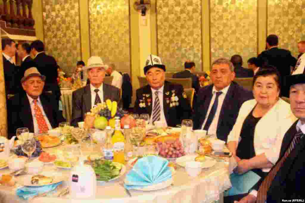 На праздничный обед с кыргызской делегацией пригласили местных активистов, аксакалов и представителей кыргызской диаспоры.