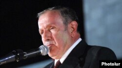 Armenia -- Opposition leader Levon Ter-Petrosian addresses supporters rallying in Yerevan.