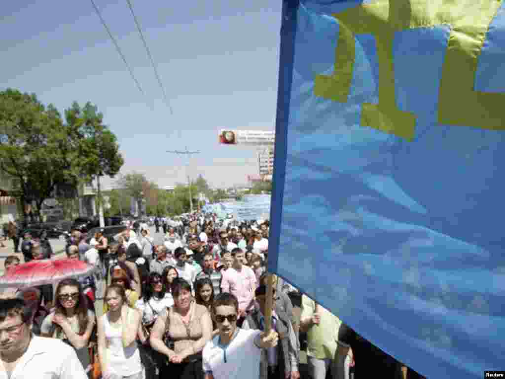 Украина: Акция памяти департации крымских татар 67 лет назад - Crimean Tatars take part in a procession to mark the 67th anniversary of their people's deportation from the peninsular to distant parts of the Soviet Union, in the town of Yevpatoria May 18, 2011. REUTERS/Stringer (UKRAINE - Tags: SOCIETY CIVIL UNREST ANNIVERSARY POLITICS)