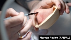 У реабілітаційному центрі Unbroken у Львові працює фахівець з естетичного протезування Таїсія Ярова, яка повертає ветеранам впевненість у собі 