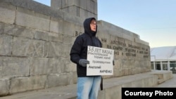 Олег Новосьолов на пікеті в роковини загибелі Анатолія Марченка. Єкатеринбург, Росія. 8 грудня 2024 року