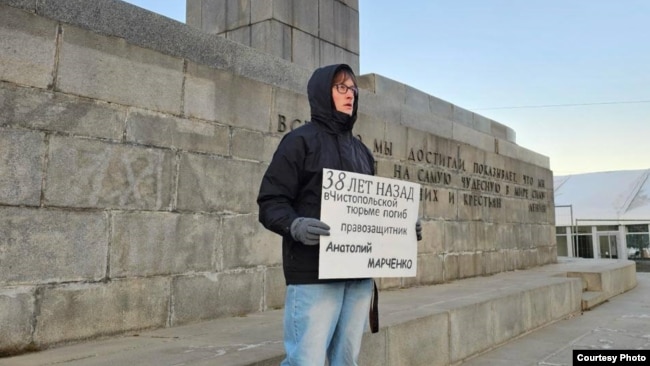 Олег Новосьолов на пікеті в роковини загибелі Анатолія Марченка. Єкатеринбург, Росія. 8 грудня 2024 року