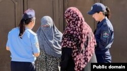 Полицајки во Ош разговараат со локални жени за време на рација за спроведување на забраната за носење никаб