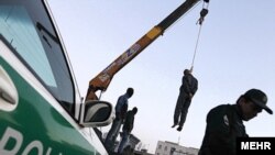 یکی از موارد اعدام در انظار عمومی در کرج؛ علامت شرکت تادانو بر جرثقیل استفاده شده قابل مشاهده است