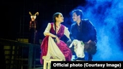 “Бир келип кетчи Ош жакка” спектакли. Башкы ролдо Бегайым  Асанакунова жана Улан Жумабеков. (Сүрөттөр Маданият министрлигинин расмий баракчасынан алынды) 