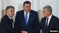 Anëtarët e presidencës trepalëshe të Bosnje e Hercegovinës, Shefik Xhaferoviq, Zhelko Komshiq dhe Milorad Dodik