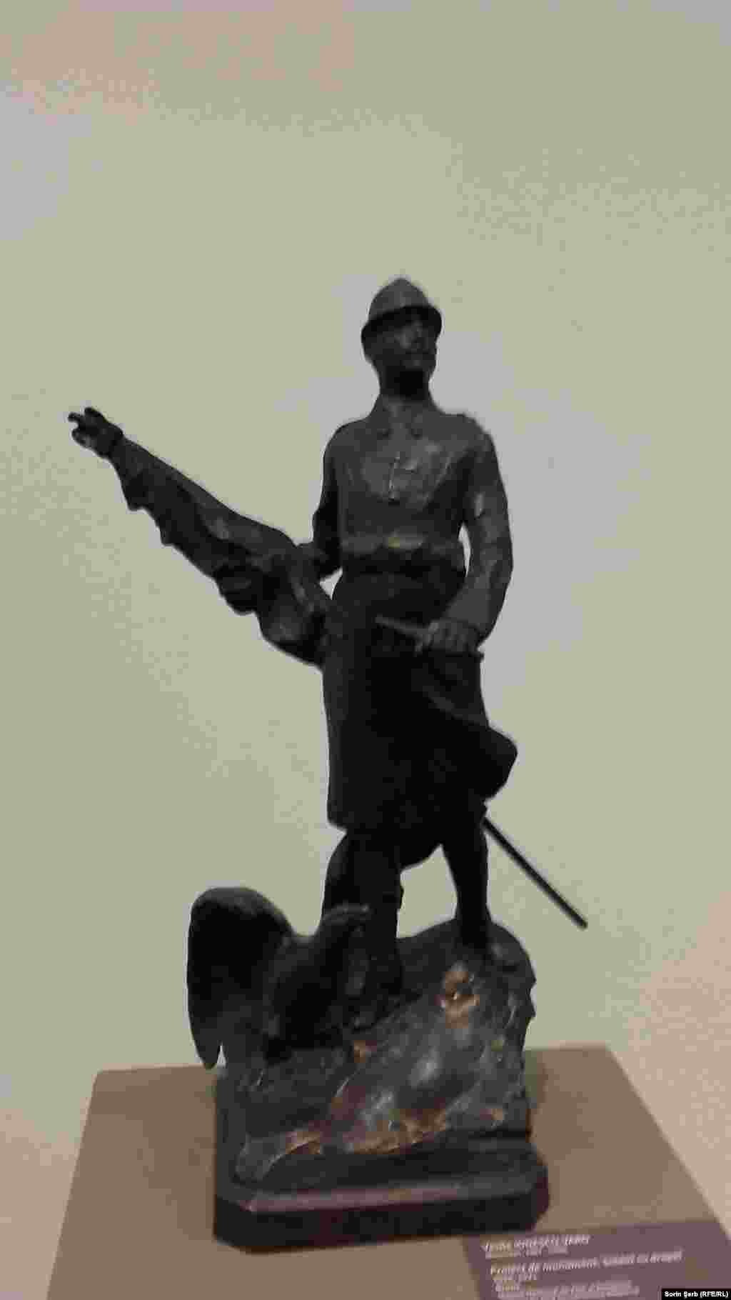 Vasile Ionescu-Varo, Proiect de monument - Soldat cu drapel, 1918-1920, MNAR. Artiștii au organizat, în 1918, un salon unde au putut fi văzute mare parte din creațiile lor de război. De atunci însă acestea nu au mai fost reunite în aceeași sală expozițională. La o sută de ani de la vernisajul acelei expoziții, le putem vedea acum din nou operele laolaltă - picturi, sculpturi, bronzuri, crochiuri - aducând cu ele o parte din durerea și eroismul acelor momente. &nbsp;