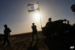 Ushtarët izraelitë pranë kufirit mes Rripit të gazës dhe jugut të Izraelit. 4 mars 2024.