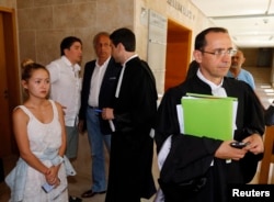 Мадина (слева) — дочь Мухтара Аблязова, ее муж Ильяс Храпунов (второй слева) и Бруно Ребсток (справа), адвокат Аблязова, после слушания в здании суда в Экс-ан-Провансе, Южная Франция, 1 августа 2013 года