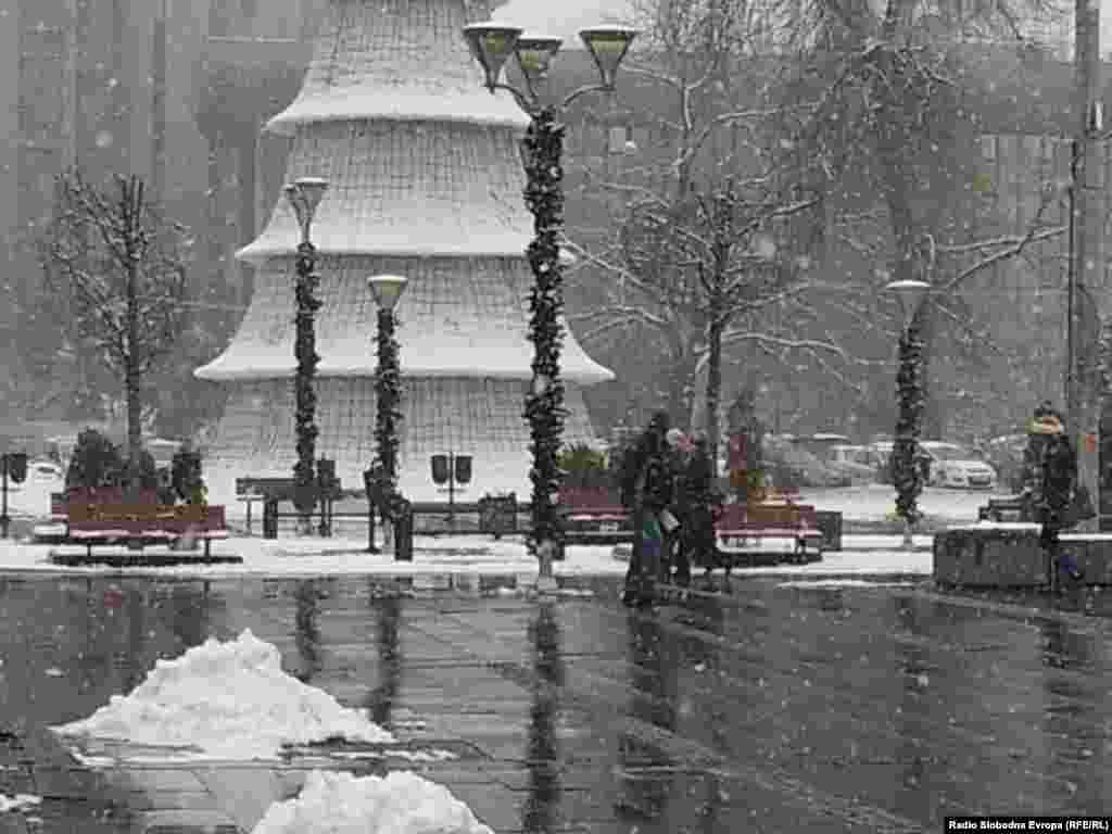 Зимска атмосфера на плоштадот Македонија