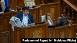 Vasile Costiuc, liderul „Democrației Acasă”, a adus cu el un număr de arhivă a „Literaturii și Arta”, pentru a-și argumenta poziția împotriva „Ruskii Dom”