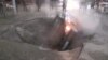 Київ: на Жилянській прорвало трубу з гарячою водою. Автівка пішла під асфальт – відео